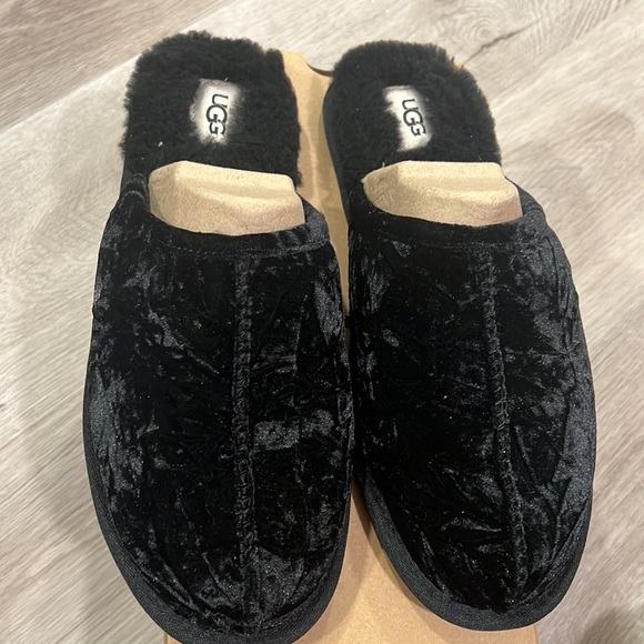 𝅺UGG Slippers black velvet women’s - Picture 3 of 5